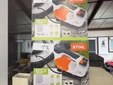 deux cartons d'outils électriques posés sur une étagère dans un magasin