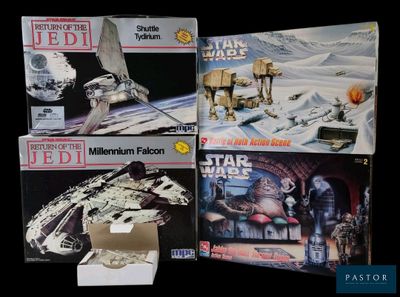 Plusieurs jouets Star Wars sont exposés sur une table