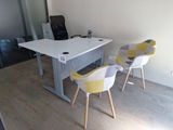un bureau avec deux chaises et un ordinateur dessus