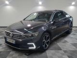 une Volkswagen Passat grise garée sur un sol en carrelage à damier