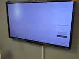 un téléviseur à écran plat fixé au mur d'une pièce