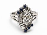 gros plan d'une bague en diamant et saphir sur fond blanc