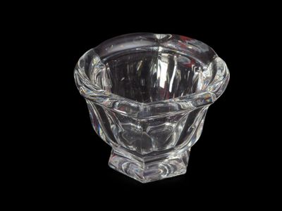 un vase en verre transparent contenant une fleur