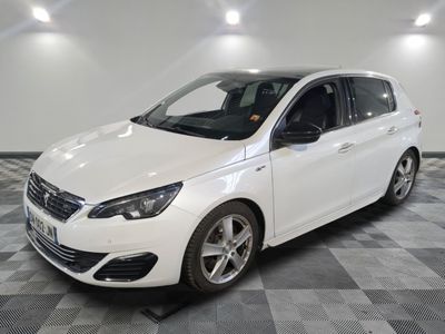 la voiture blanche est garée dans le garage sur un sol en damier