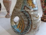 de nombreux vases posés sur une table