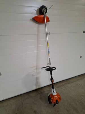 une photo d'une débroussailleuse dans un garage