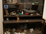 une armoire sur laquelle sont posés de nombreux objets