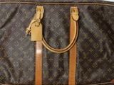 un sac marron et beige posé sur une surface blanche