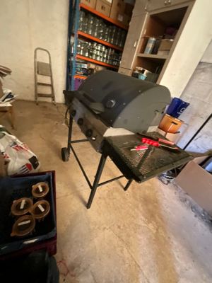une photo d'un barbecue dans une pièce où il y a beaucoup d'objets par terre