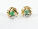 une image d'une paire de boucles d'oreilles en émeraude et diamant