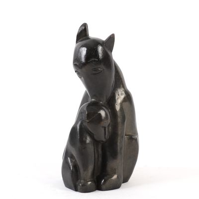 statue représentant un chat avec un bébé assis sur son dos