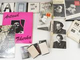 beaucoup de livres et de CD sur la table