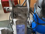 la photo d'une table sur laquelle sont posés de nombreux outils