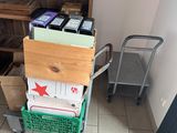 un chariot rempli de cartons et des cartons par terre