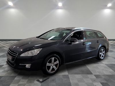 la photo d'une voiture noire garée sur un sol en damier