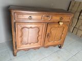 une armoire en bois avec deux tiroirs et une porte