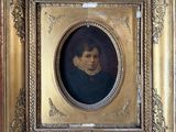 un portrait ancien représentant un jeune garçon, dans un cadre doré