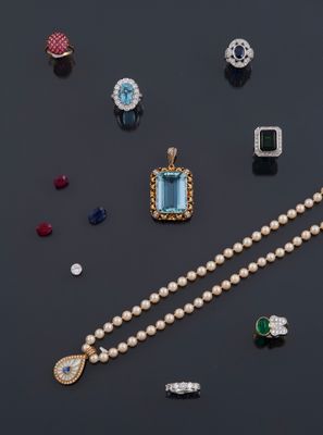 un assortiment de bijoux comprenant un collier, une bague et des boucles d'oreilles