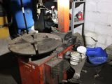 une machine qui se trouve dans une pièce, près d'un mur