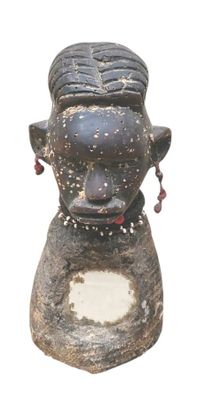 une image représentant la statue d'un homme dont le visage est en bois