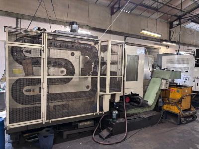 une machine qui se trouve à l'intérieur d'un bâtiment