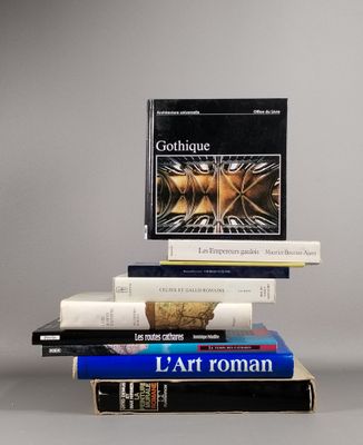 plusieurs livres sont empilés sur une table