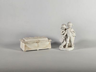 Deux biscuits : un boite rectangulaire, le couvercle sculpté d'une ron