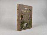 un vieux livre sur lequel figure l'image d'un oiseau et un oiseau