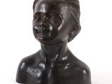 buste en bronze représentant une femme aux cheveux courts sur fond blanc