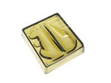 une boîte jaune contenant une paire de ciseaux