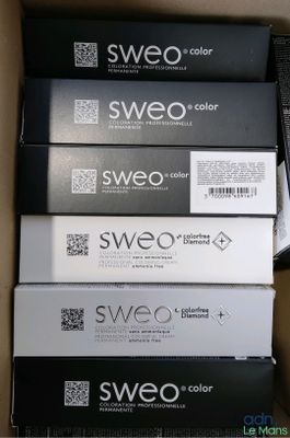 Trois boîtes de « Sweeo Color » sont empilées les unes sur les autres.
