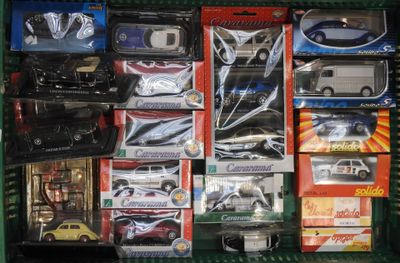 de nombreux types de voitures-jouets dans une vitrine