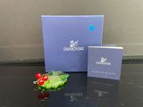 deux coffrets de parfums Swarovski posés sur une table