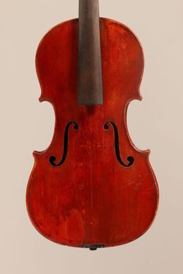 un vieux violon avec un archet accroché à son dos