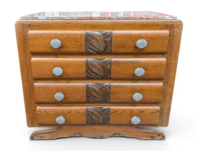 une commode en bois avec un plateau en marbre