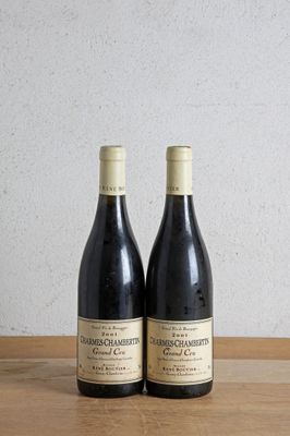 deux bouteilles de vin posées sur une table en bois