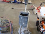 une machine placée au milieu d'une pièce