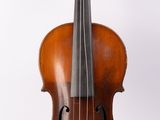 un vieux violon assis sur une surface blanche avec un fond blanc