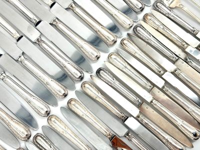 a lot of knives that are on a table