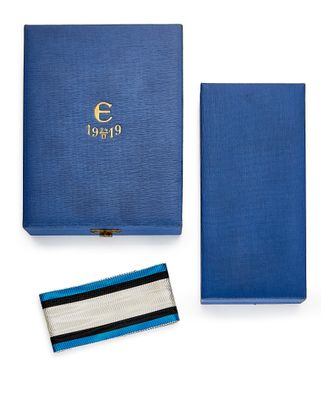 une boîte bleue avec une cravate rayée et un portefeuille bleu