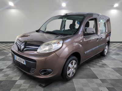 une photo d'une camionnette marron garée sur un sol à damier