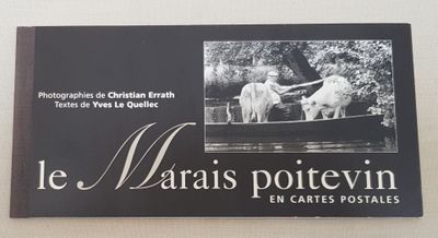 une photo en noir et blanc d'un homme et d'une femme dans un bateau