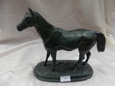 une statue de cheval posée sur un socle