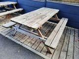 deux tables de pique-nique en bois sur la terrasse d'un immeuble