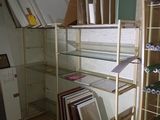 une pièce remplie d'une grande variété de meubles