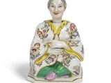 une figurine chinoise représentant une femme tenant un pot de fleurs