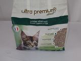 un sac de litière pour chat posé sur une table blanche