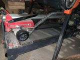 une machine posée sur une table dans un garage