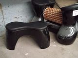 une paire de chaussures et un grille-pain posés par terre
