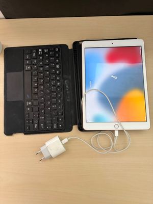 une tablette et un ordinateur portable posés côte à côte sur un bureau